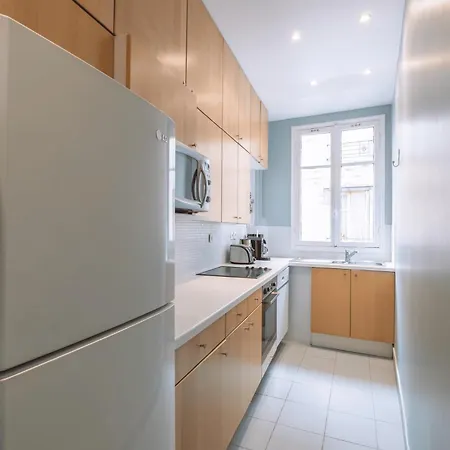 Apartman Charming 1bd With Elevator, Walk To Arc De Triomphe